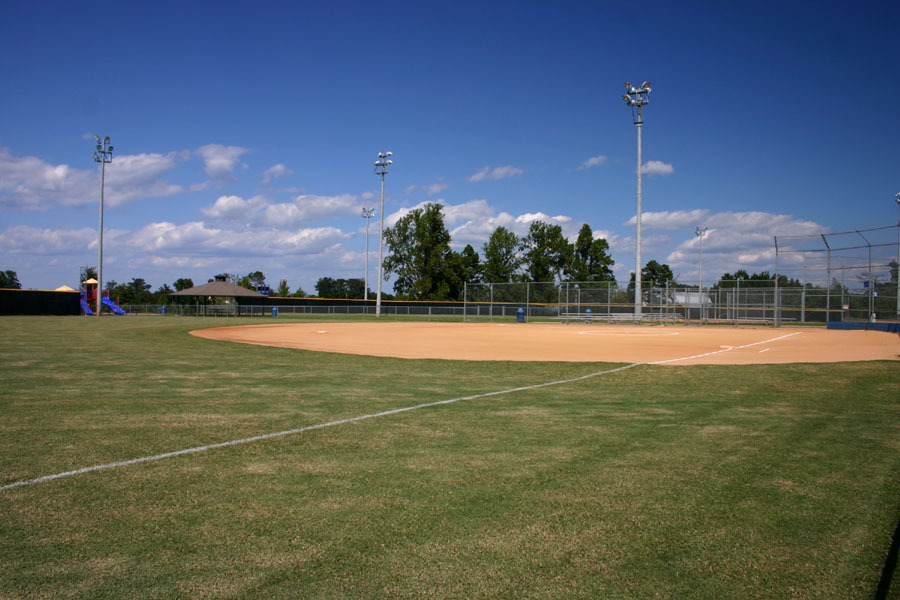 N Main Park - 3 youth baseball fields, fencing 200', 250', 60', 50-60', and 60'-70' bases; lights, concessions, restrooms